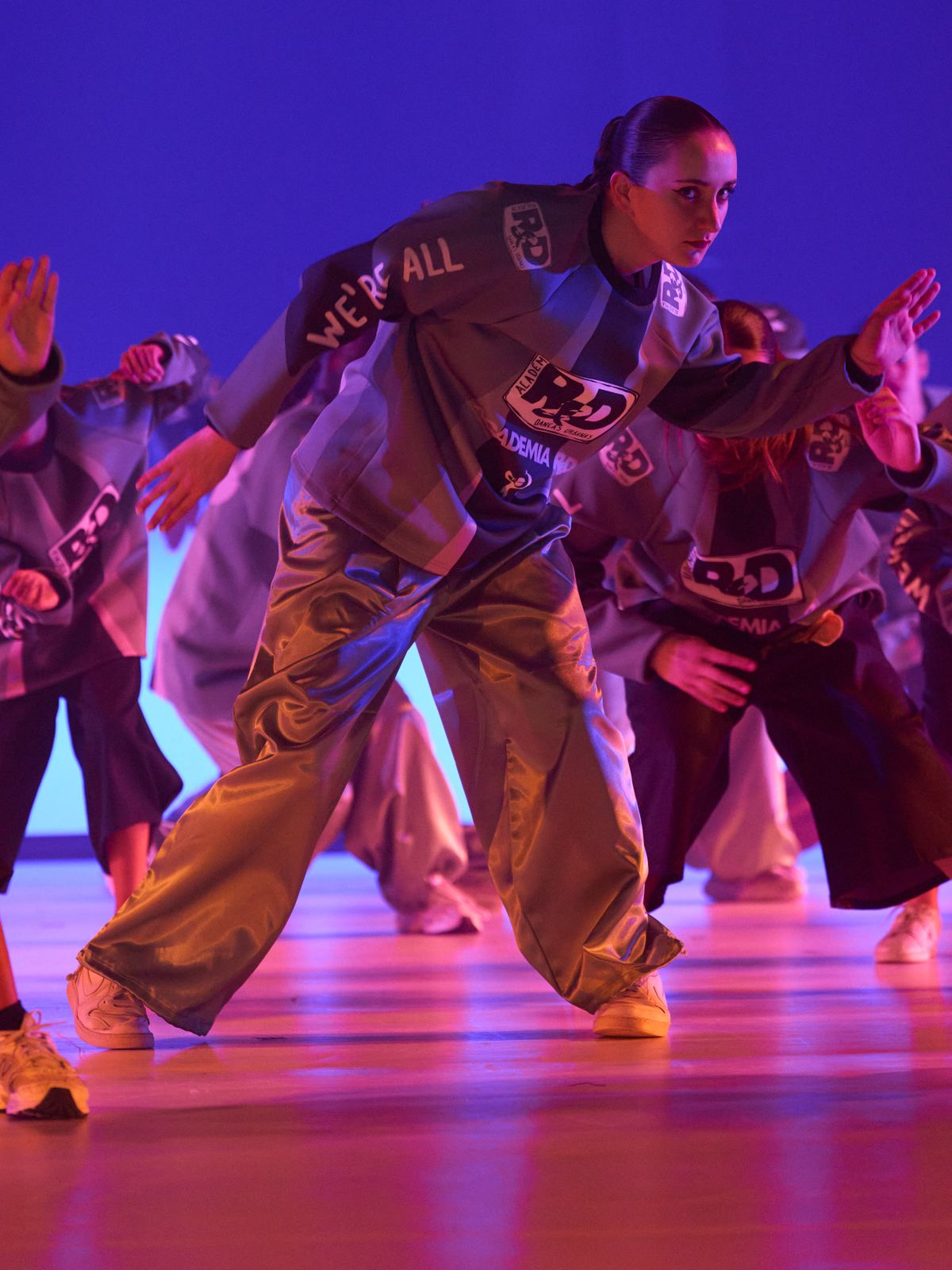Bailarina de popping com a camisola We're all team da Academia R&D, em palco no espetáculo ON:OFF
